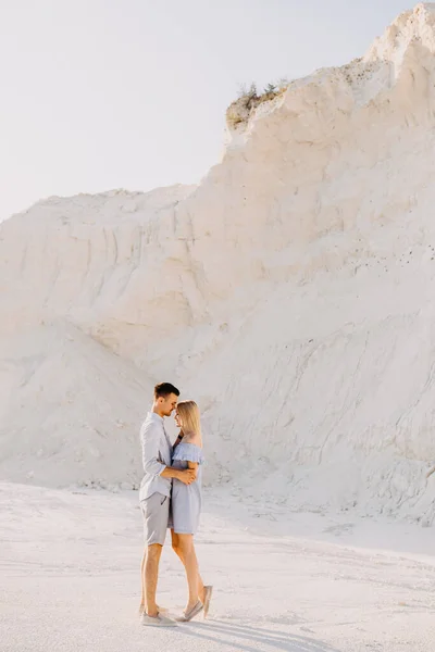 Beau Jeune Couple Embrassant Dans Carrière Sable — Photo