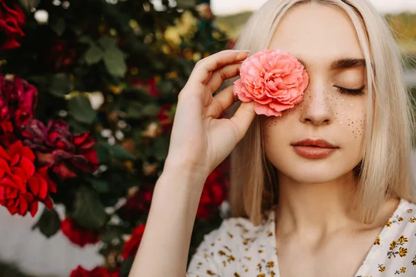 Portrait Beautiful Young Woman Dress Holding Flower Front Roses Bush — Stock Photo, Image