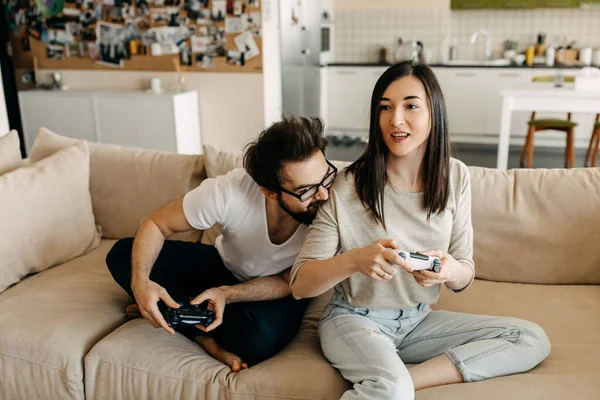 Belo Jovem Casal Jogar Jogos Vídeo Juntos Casa — Fotografia de Stock