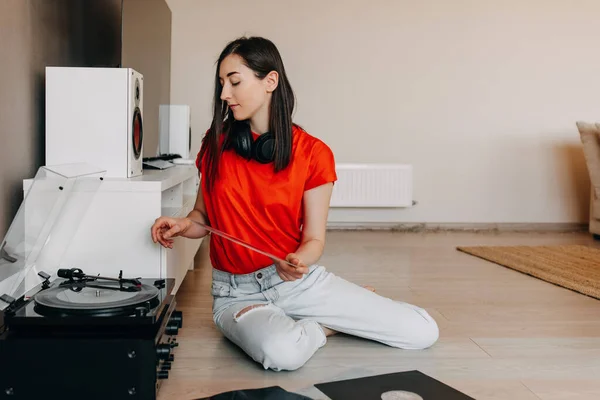 Hermosa Mujer Joven Escuchando Discos Vinilo Casa — Foto de Stock