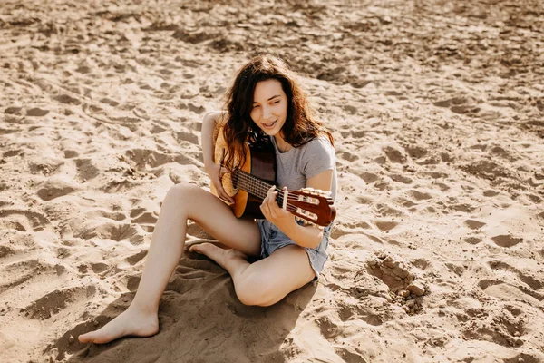 Krásná Mladá Žena Akustickou Kytaru Písečné Pláži — Stock fotografie