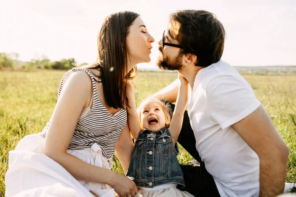 Lycklig Ung Familj Tillbringa Tid Naturen Tillsammans — Stockfoto