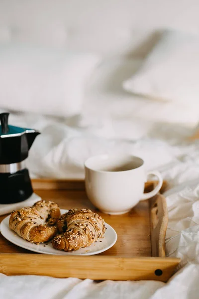 Tiro Close Croissants Saborosos Xícara Café Bandeja Madeira Cama — Fotografia de Stock