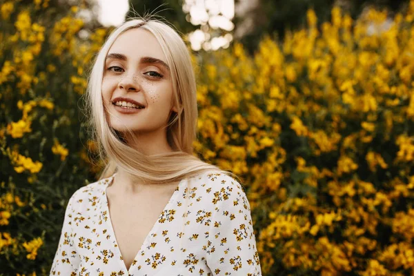 Retrato Bela Jovem Vestido Frente Arbusto Florido Amarelo Jardim — Fotografia de Stock