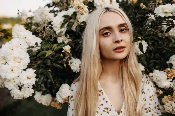 Retrato Hermosa Mujer Joven Vestido Delante Rosas Blancas Arbusto Jardín — Foto de Stock