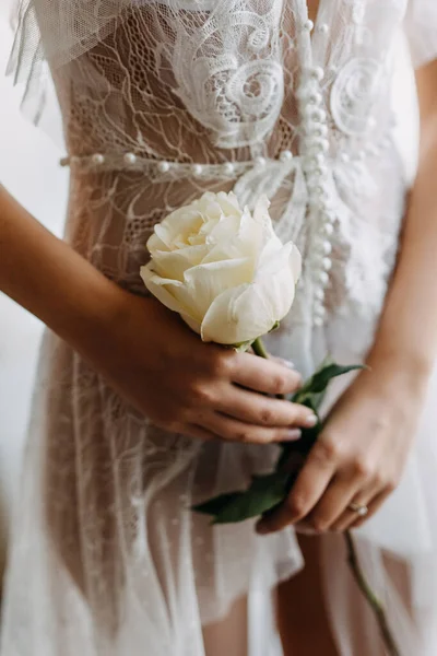 Beyaz elbiseli, beyaz güllü gelin fotoğrafı.