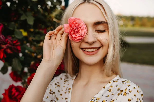 Retrato Hermosa Mujer Joven Vestido Con Flores Delante Rosas Arbusto — Foto de Stock