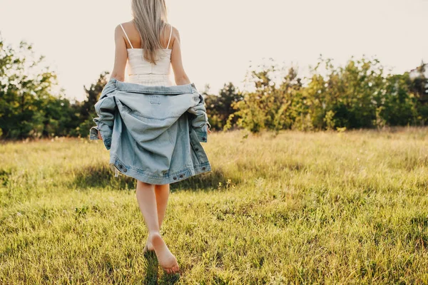 Ritratto Bella Giovane Donna Abito Giacca Jeans Prato Verde — Foto Stock