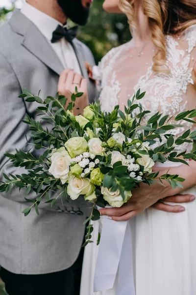 新娘在亲吻新郎时手里拿着结婚花束 — 图库照片