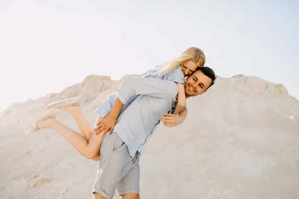 Mooi Jong Paar Hebben Plezier Samen Zand Steengroeve — Stockfoto