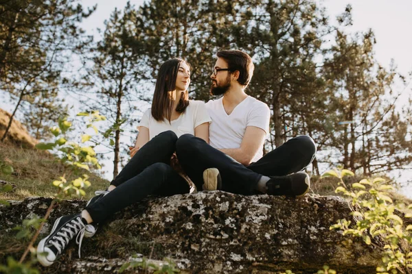 美丽的年轻夫妇在美丽的松树林中共度时光 — 图库照片
