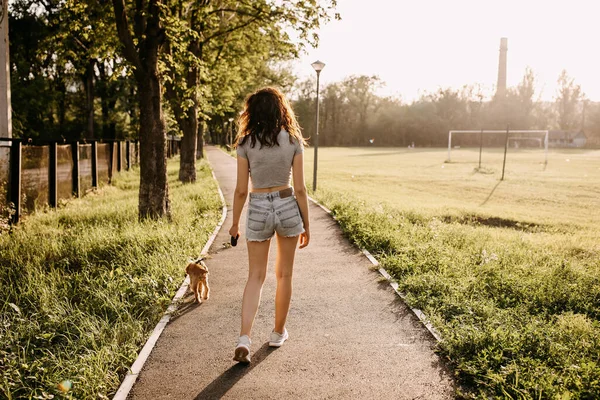 Schöne Junge Frau Mit Ihrem Cockerspaniel Welpen Der Zeit Miteinander — Stockfoto