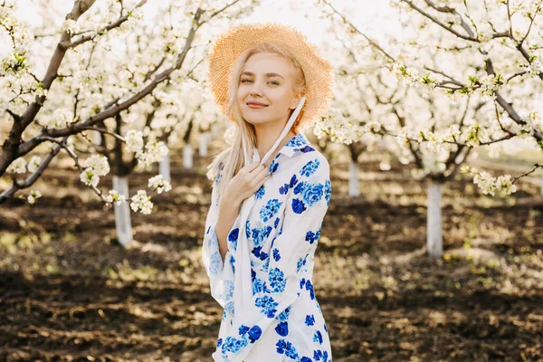 Portrét Krásné Mladé Blondýny Šatech Přírodě — Stock fotografie