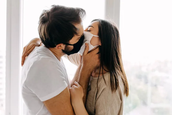 Mooi Jong Paar Zoenen Adem Maskers Thuis — Stockfoto