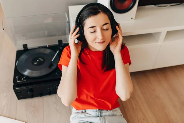 Hermosa Mujer Joven Escuchando Discos Vinilo Casa — Foto de Stock