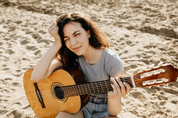 Belle Jeune Femme Avec Guitare Acoustique Sur Plage Sable — Photo