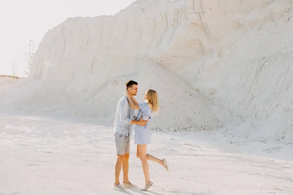 Beau Jeune Couple Embrassant Dans Carrière Sable — Photo