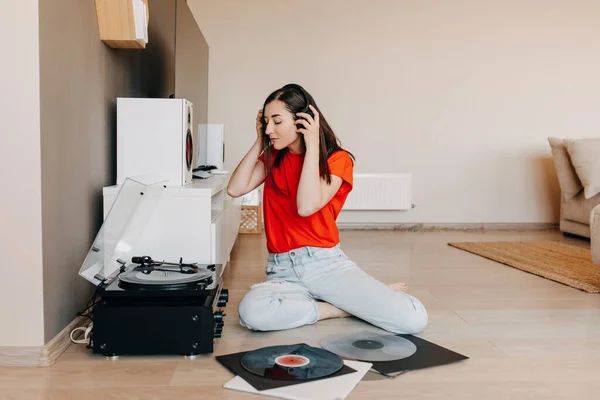 Hermosa Mujer Joven Escuchando Discos Vinilo Casa — Foto de Stock