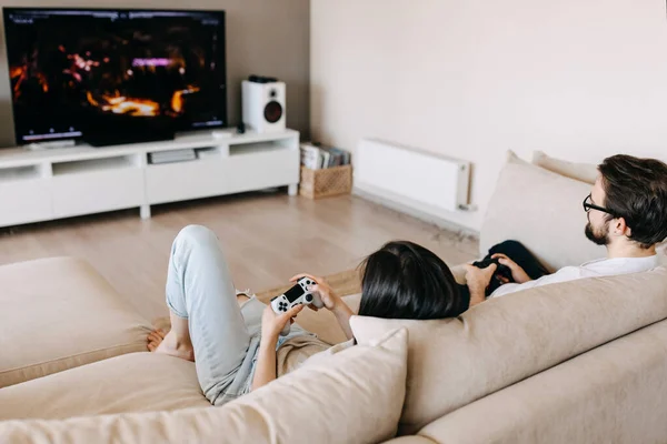 Belo Jovem Casal Jogar Jogos Vídeo Juntos Casa — Fotografia de Stock