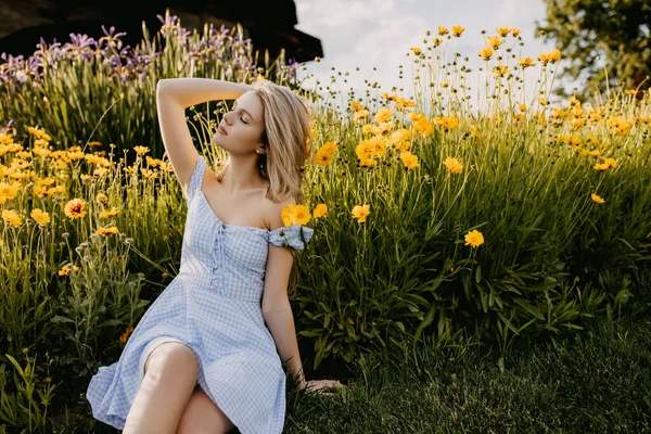 Portrét Krásné Mladé Ženy Letních Šatech Zelené Louce Žlutými Květy — Stock fotografie