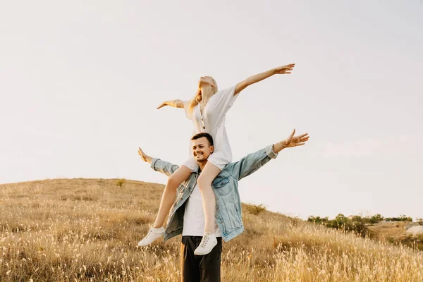 Belo Jovem Casal Natureza — Fotografia de Stock