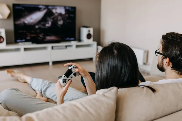 Belo Jovem Casal Jogar Jogos Vídeo Juntos Casa — Fotografia de Stock