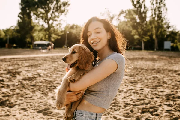 Hermosa Joven Mujer Llevando Cocker Spaniel Cachorro Pasar Tiempo Juntos —  Fotos de Stock