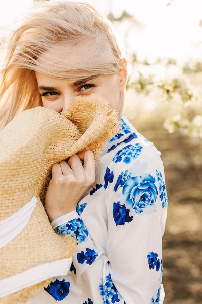 Portret Van Mooie Jonge Blonde Vrouw Jurk Natuur — Stockfoto
