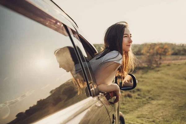 Arabasının Penceresinden Doğaya Bakan Güzel Genç Bir Kadın — Stok fotoğraf