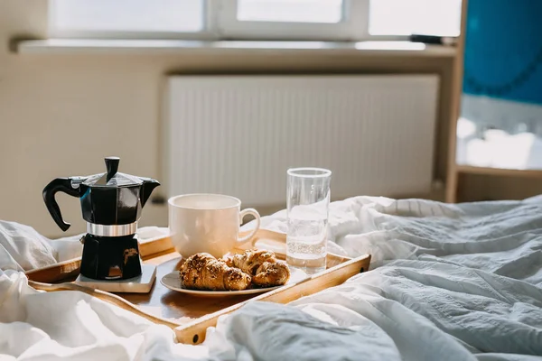 Tiro Close Croissants Saborosos Xícara Café Bandeja Madeira Cama — Fotografia de Stock