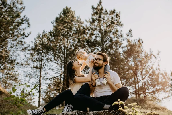 Gelukkig Jong Gezin Tijd Doorbrengen Natuur Samen — Stockfoto