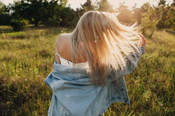 Retrato Hermosa Mujer Joven Vestido Chaqueta Mezclilla Prado Verde — Foto de Stock