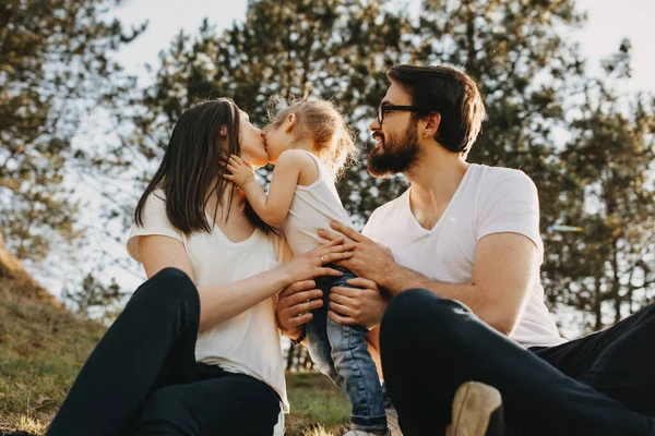 Gelukkig Jong Gezin Tijd Doorbrengen Natuur Samen — Stockfoto