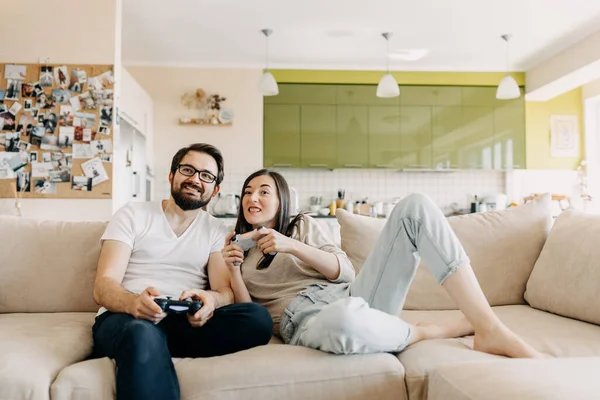 Belo Jovem Casal Jogar Jogos Vídeo Juntos Casa — Fotografia de Stock