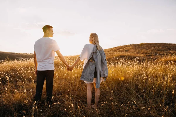 Beautiful Young Couple Holding Hands Meadow Sunset — Stock Photo, Image