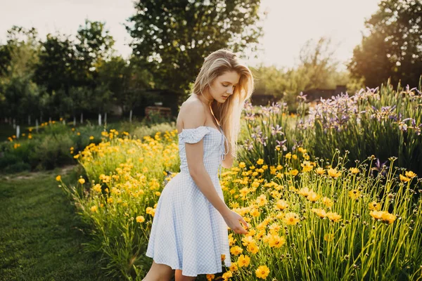 Portrét Krásné Mladé Ženy Letních Šatech Zelené Louce Žlutými Květy — Stock fotografie