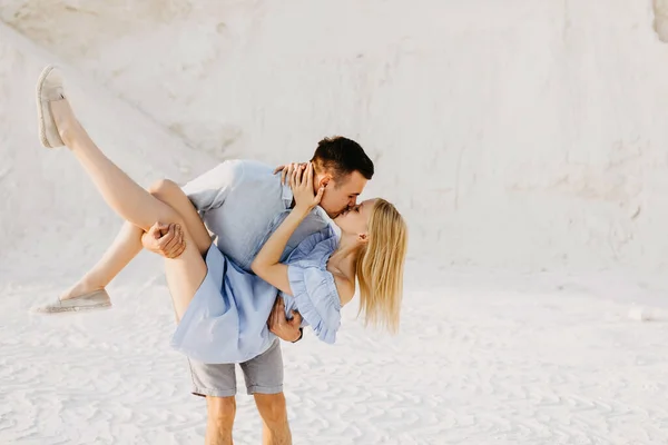 美しい若いカップルが一緒に砂の採石場で楽しんでいます — ストック写真