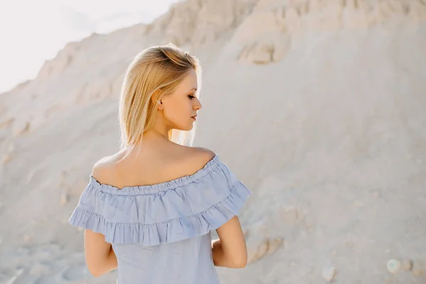 Bella Giovane Donna Bionda Sulla Natura — Foto Stock