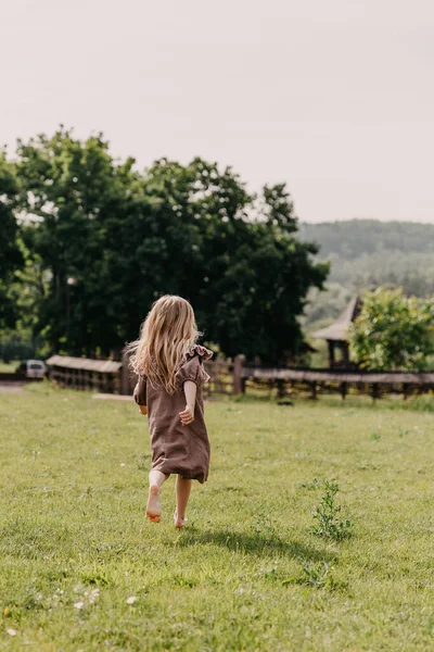 Bakifrån Snygg Liten Flicka Klänning Tillbringa Tid Utomhus — Stockfoto