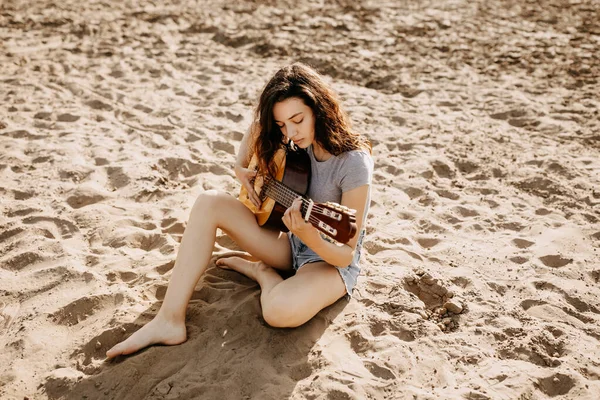 Mooie Jonge Vrouw Met Akoestische Gitaar Zandstrand — Stockfoto