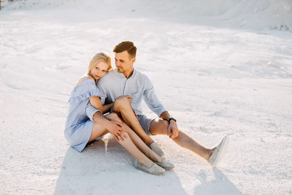 Mooi Jong Paar Zitten Samen Zand Steengroeve — Stockfoto