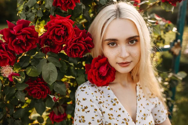 Портрет Красивої Молодої Жінки Сукні Перед Кущем Троянд Саду — стокове фото