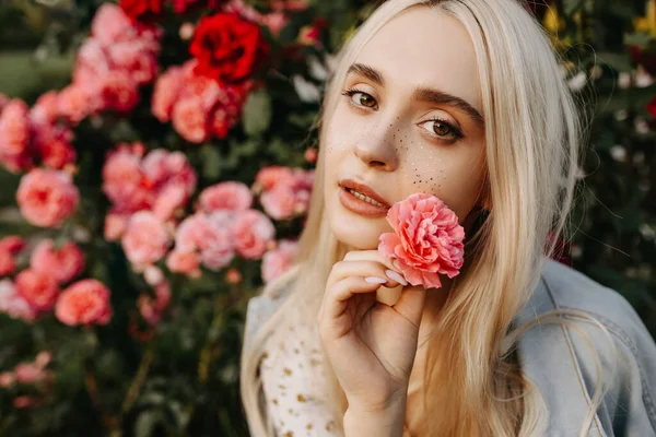 Retrato Bela Jovem Vestido Segurando Flor Frente Rosas Arbusto Jardim — Fotografia de Stock