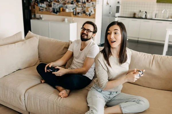 Красивая Молодая Пара Играющая Вместе Видеоигры Дома — стоковое фото