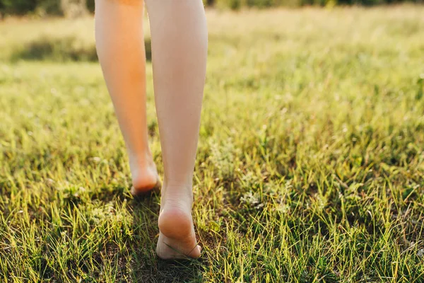 Cropped Shot Barefoot Woman Walking Green Grass — Stock Photo, Image