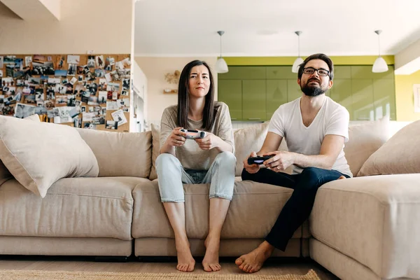 Belo Jovem Casal Jogar Jogos Vídeo Juntos Casa — Fotografia de Stock