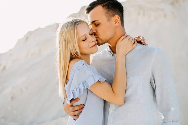 Mooi Jong Paar Omarmen Zand Steengroeve — Stockfoto