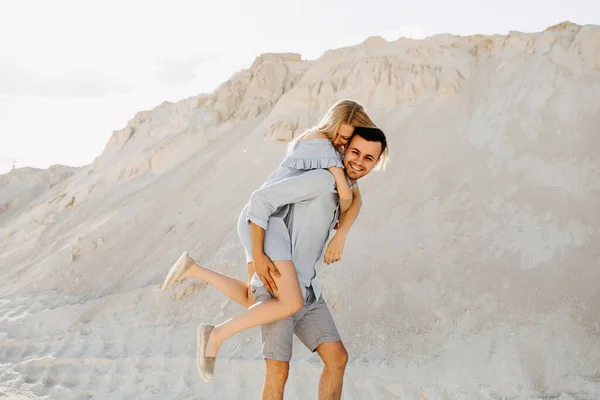 Mooi Jong Paar Hebben Plezier Samen Zand Steengroeve — Stockfoto