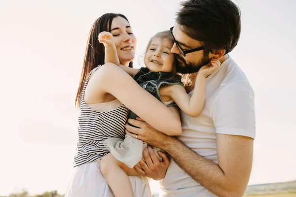 Lycklig Ung Familj Tillbringa Tid Naturen Tillsammans — Stockfoto