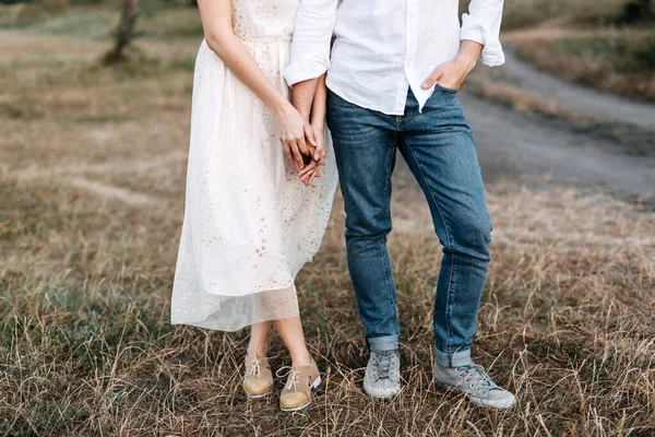 Genç aşık çift parkta yürüyor.